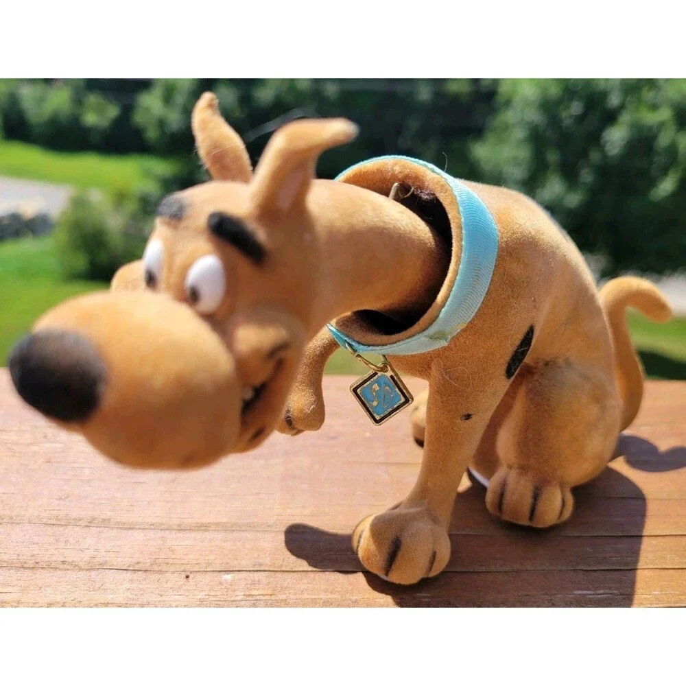 FLOCKED VELVET TEXTURE SCOOBY DOO HOLDING UP PAW COLLECTIBLE BOBBLE HEAD NODDER